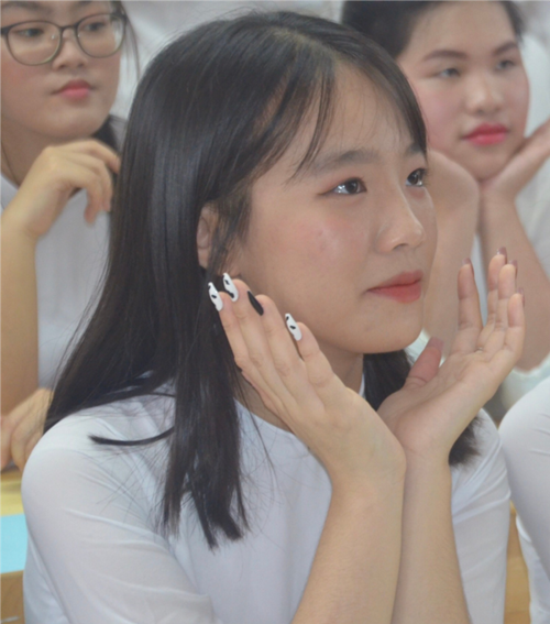 Trong bốn năm học ở Trường Trung học Cơ Sở Cao Bá Quát, học sinh Nguyễn Khánh Linh – học sinh lớp 9A1 đã có những thành tích xuất sắc và những ấn tượng đậm nét về nơi đây. 